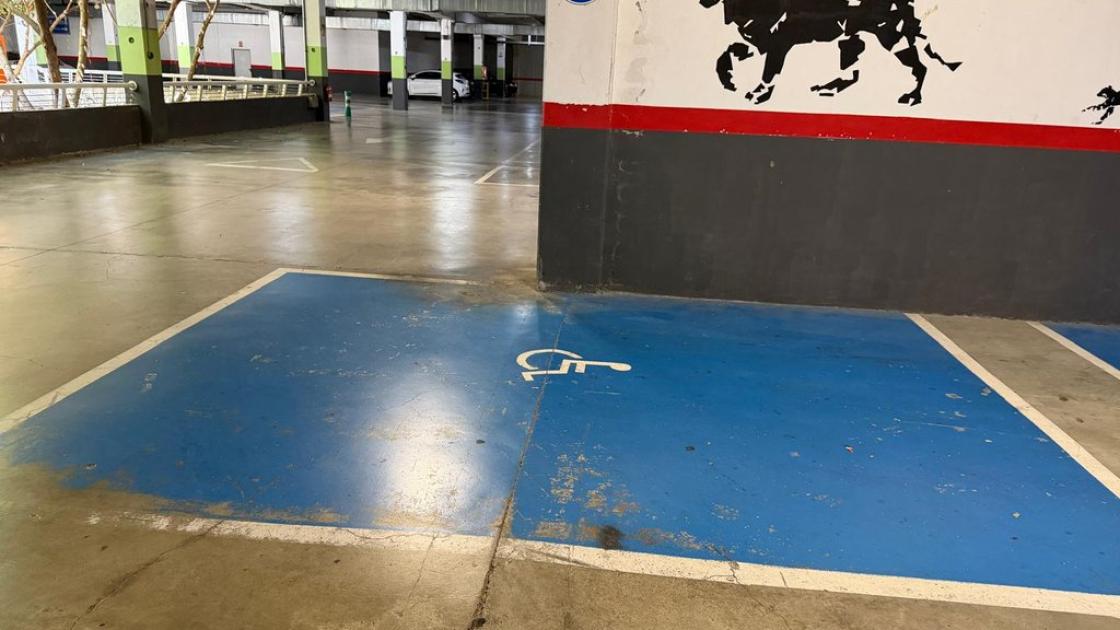 Dispone de 10 plazas PMR reservadas, delimitadas y señalizadas