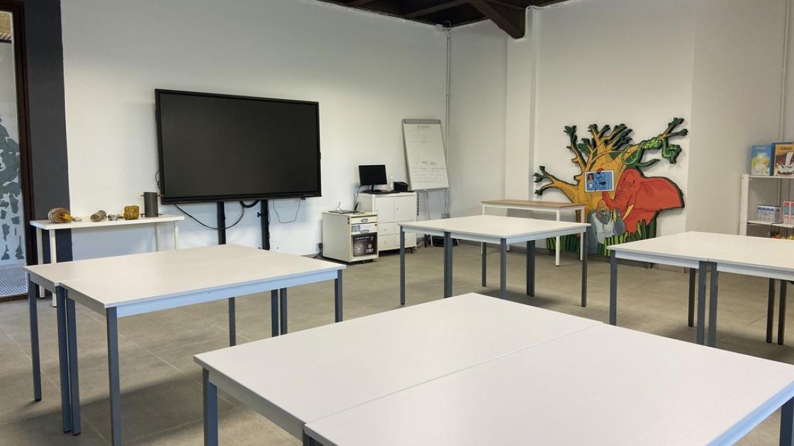 Sales accessibles i preparades amb mobiliari adaptat i sistemes audiovisuals per facilitar la pràctica a tot tipus d'usuaris.