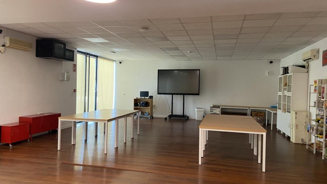 Sales accessibles i preparades amb mobiliari adaptat i sistemes audiovisuals per facilitar la pràctica a tot tipus d'usuaris.