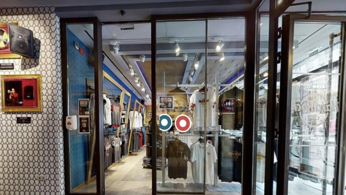 Puertas batientes de acceso al interior de la tienda.
