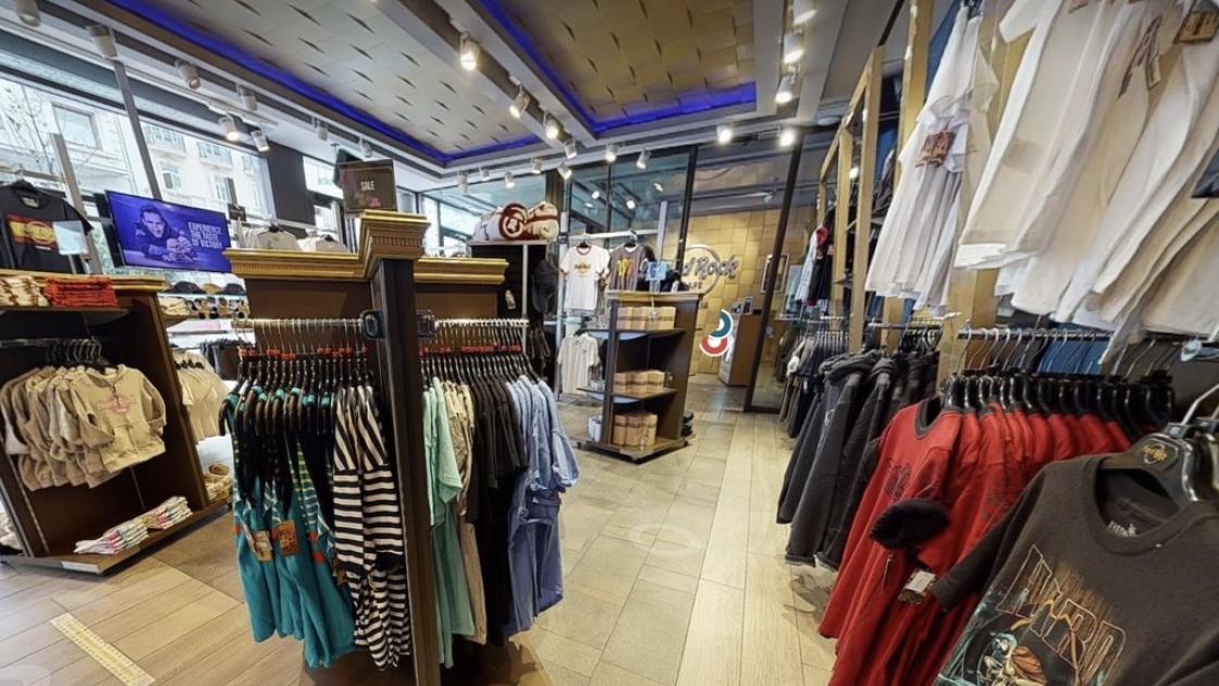 Exposición de ropa a varias alturas para usuarios con distintas necesidades.