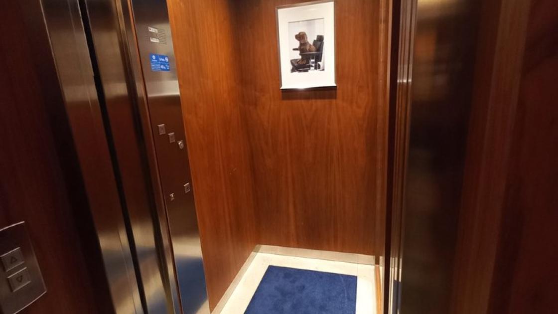 Cabina con dimensiones accesibles y equipamiento adaptado.