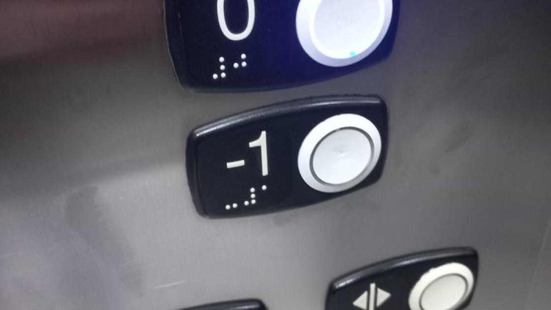 Botonera en alto relieve y sistema braille.
