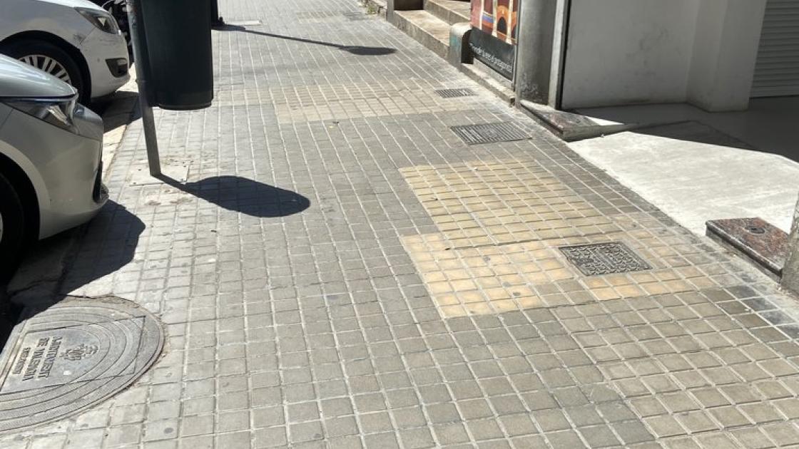 Acera suficientemente amplia para un fácil acceso al establecimiento.