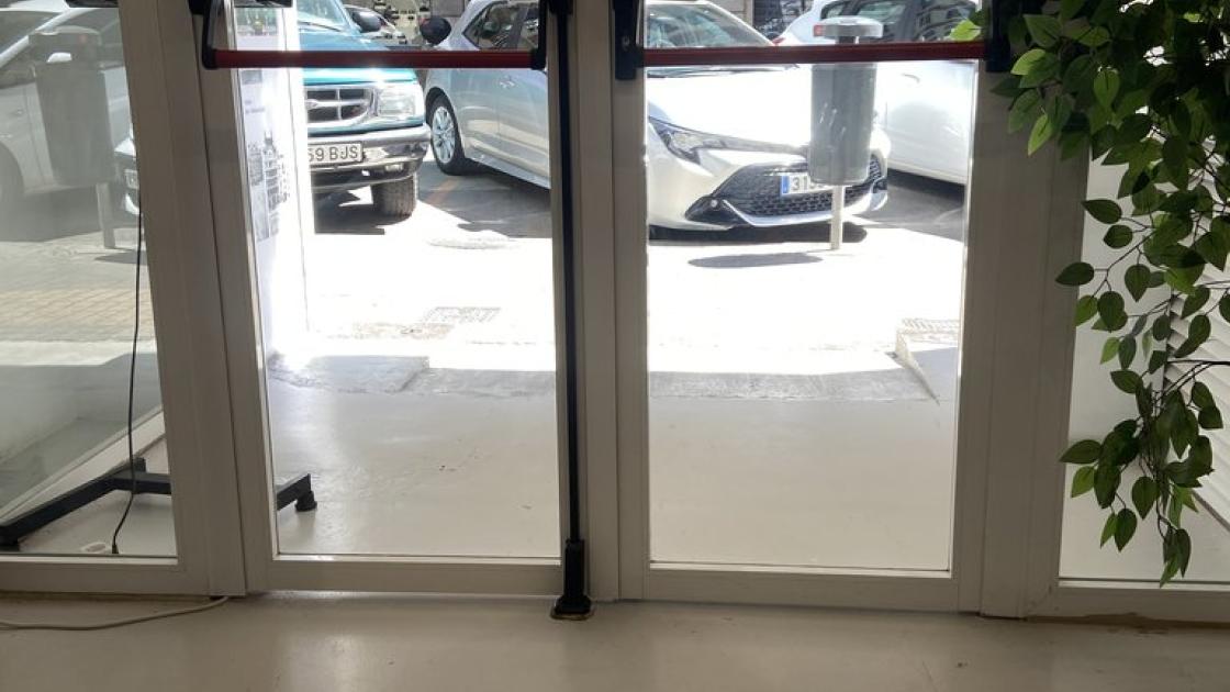 Puertas batientes de acceso al establecimiento.