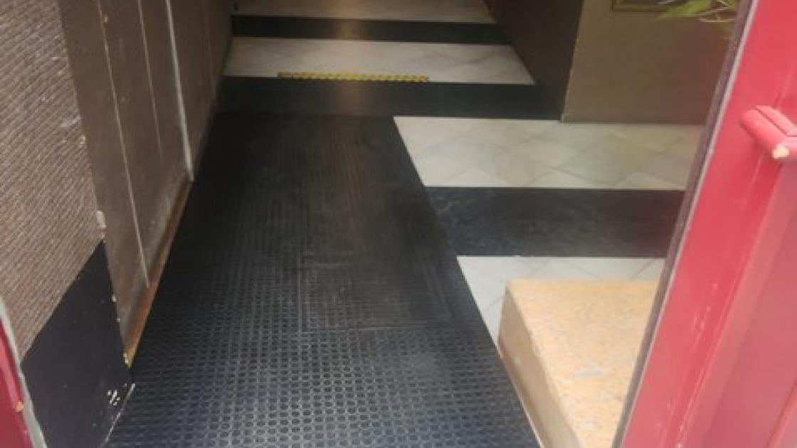 Rampa de acceso puerta principal