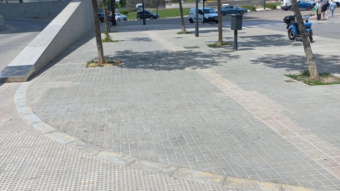 Itinerario de aproximación amplio y con anchura superior a 1,5m sin obstáculos. Alcorques enrasados y mobiliario urbano alineado.
