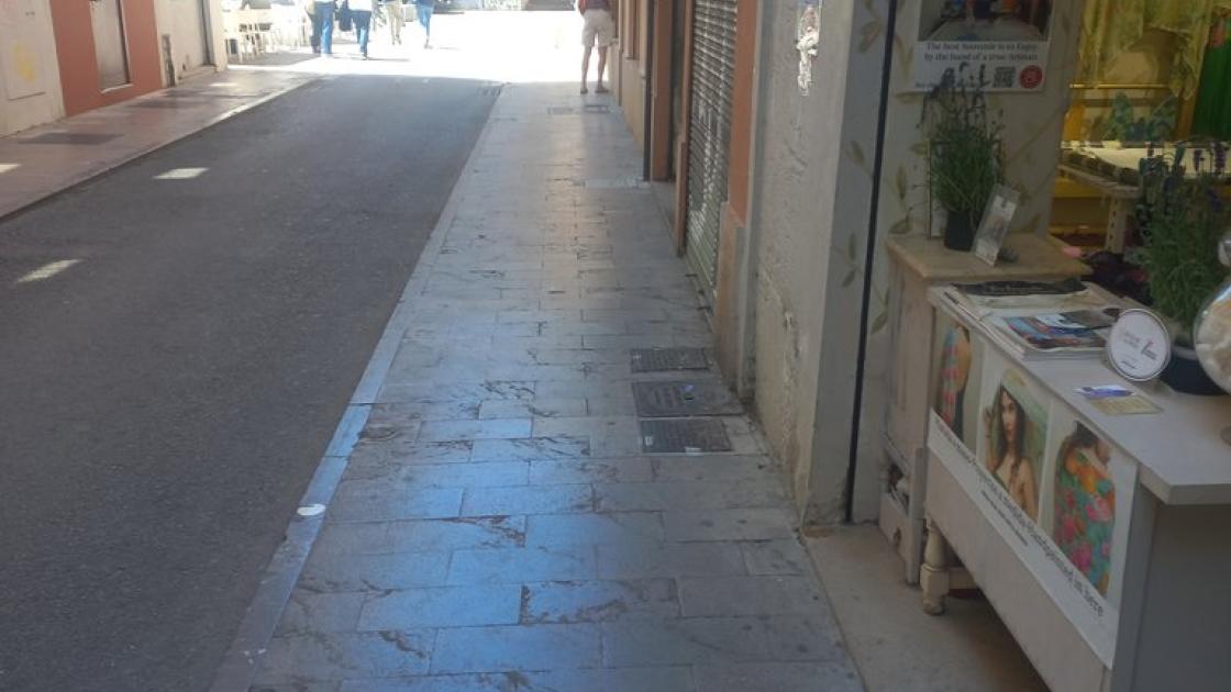 Navigable route free of obstacles.