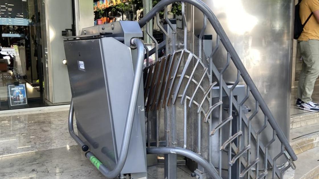 Montacargas adaptado en el acceso principal al establecimiento.