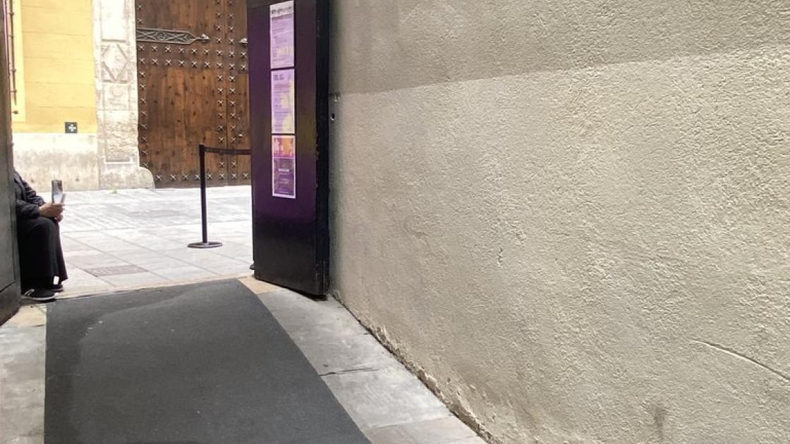 Rampa de acceso entre la primera puerta y la entrada al establecimiento.