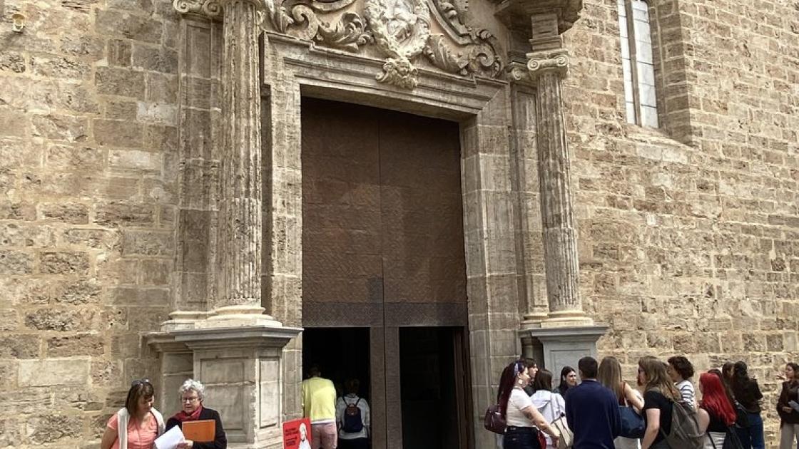 Main access to the establishment.