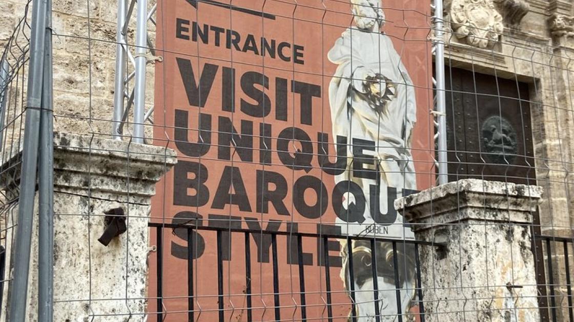 Informative signage of access to the establishment.