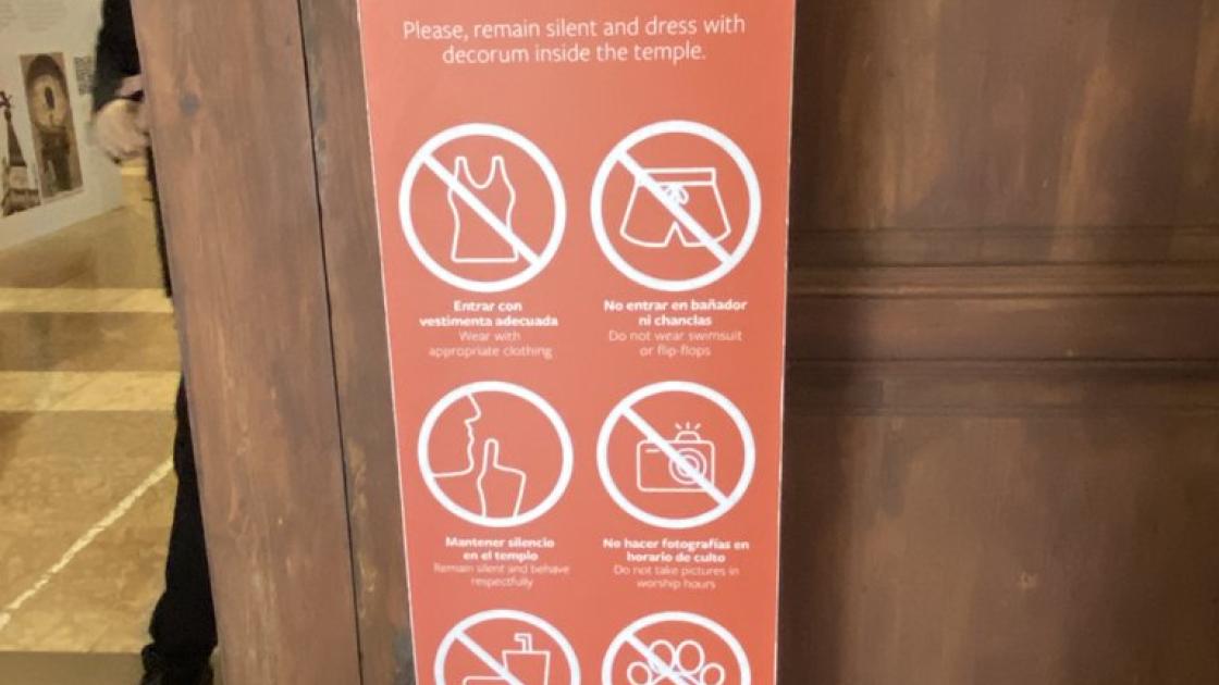 Signage of behavior rules inside the establishment.