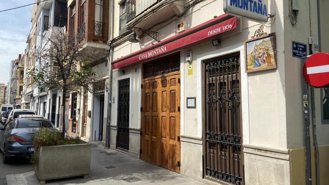 Exterior access to the establishment.