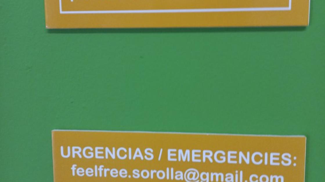 Cartelería clara y con buen contraste entre texto y fondo. Posibilidad de comunicación remota.