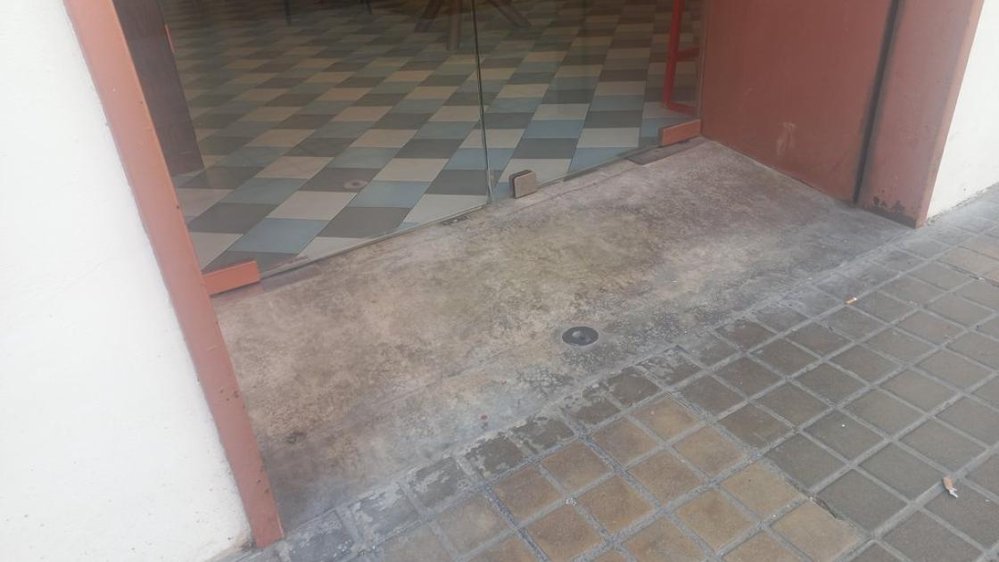 Pavimento de acceso liso y sin escalones.