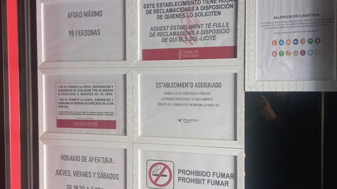 Comunicación de normas a través de cartelería bien contrastada y tamaño de letra adecuado.