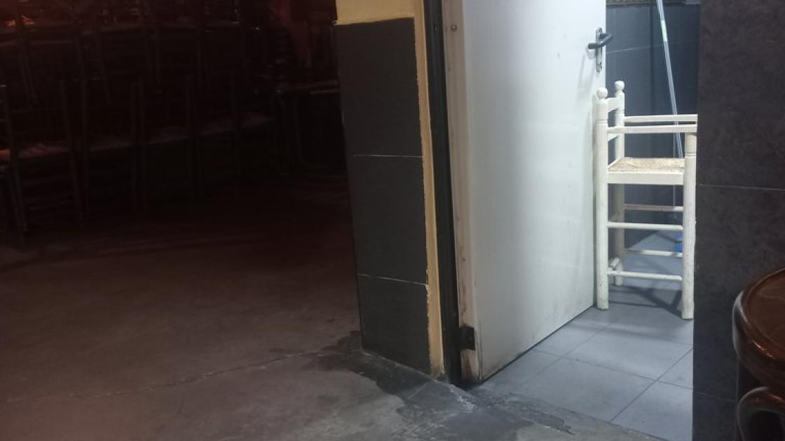 Acceso al baño adaptado con pequeña pendiente salvada con rampa accesible.