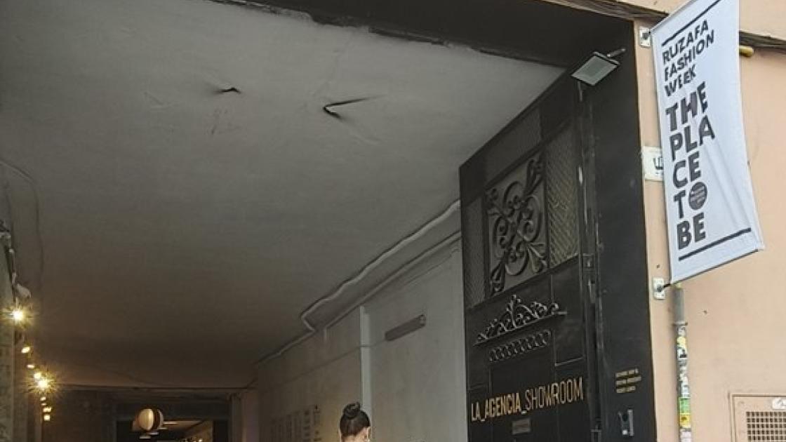 Acceso plano, sin desniveles, con puertas abiertas durante horario apertura y señalización del espacio