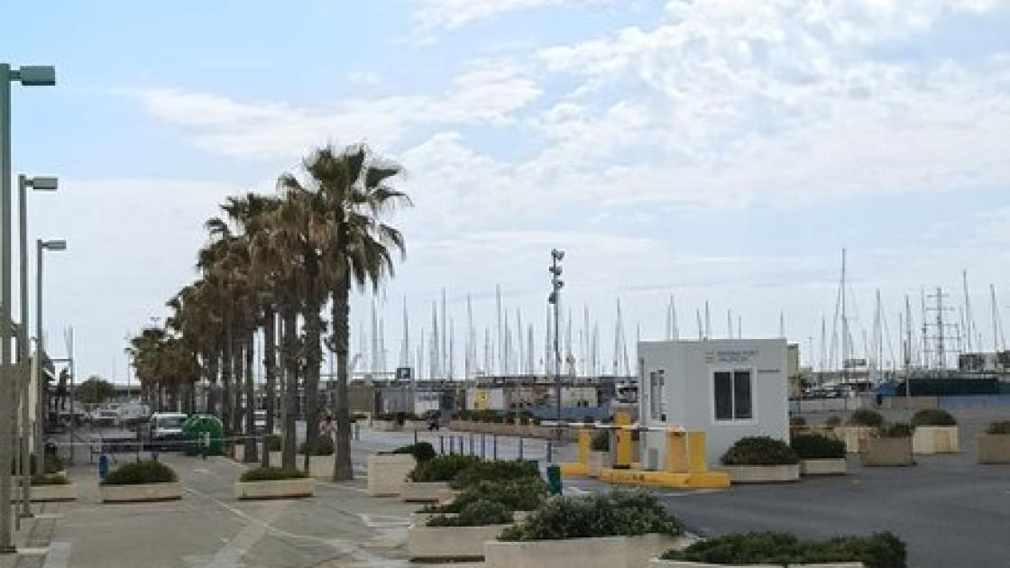 Acceso plano y ancho desde el acceso al puerto hasta el lugar de recepción para la actividad
