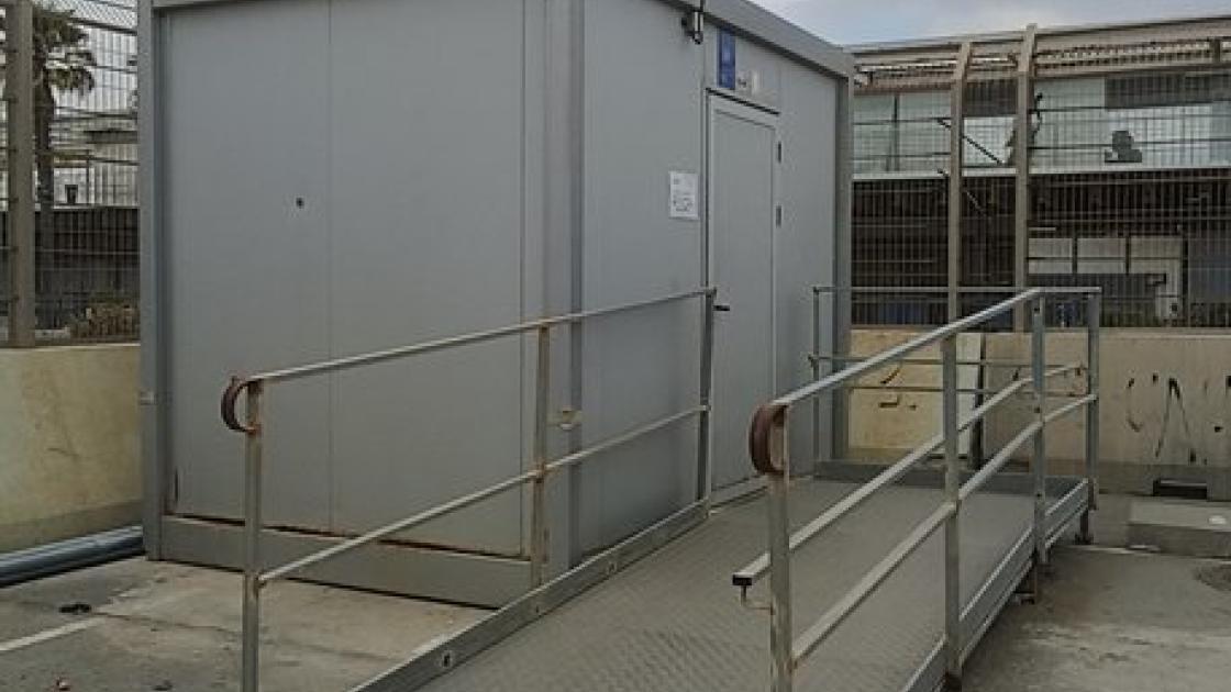 Acceso en rampa a la cabina de baño para personas con discapacidad