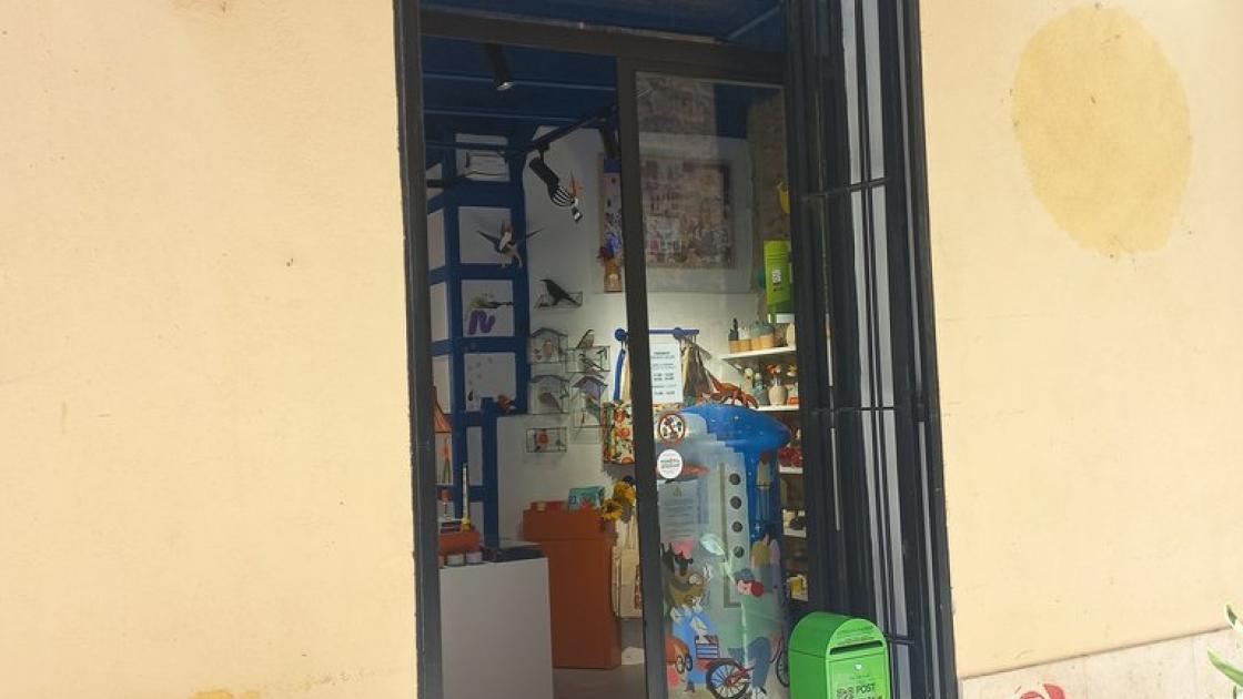 Well-identified establishment with obstacle-free access and optimally wide entrance door.