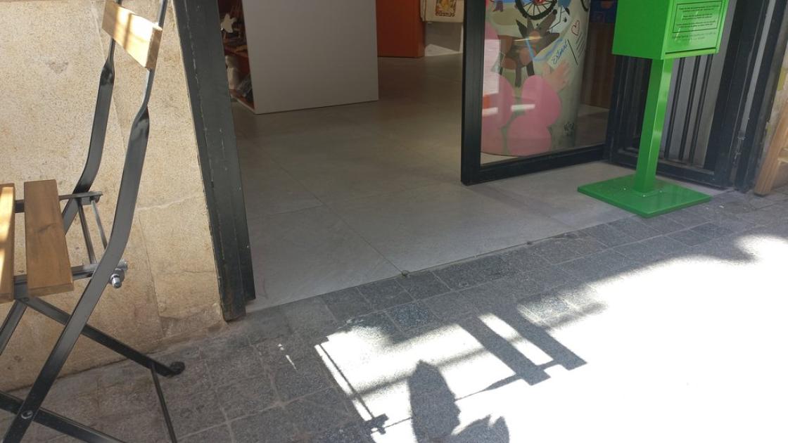 Access at the same level as the street pavement.