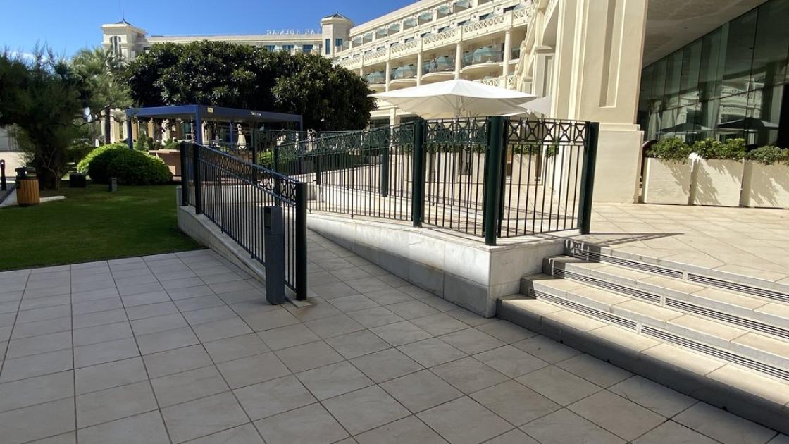 Rampa de acceso exterior.