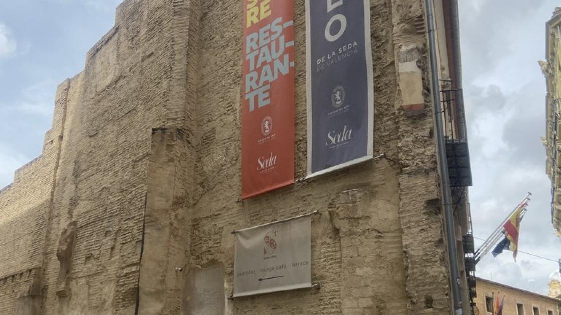 Fachada contigua al establecimiento.