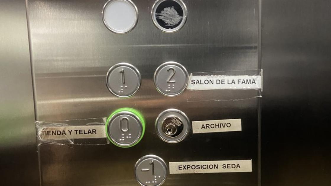Señalización del ascensor con botones en braille.