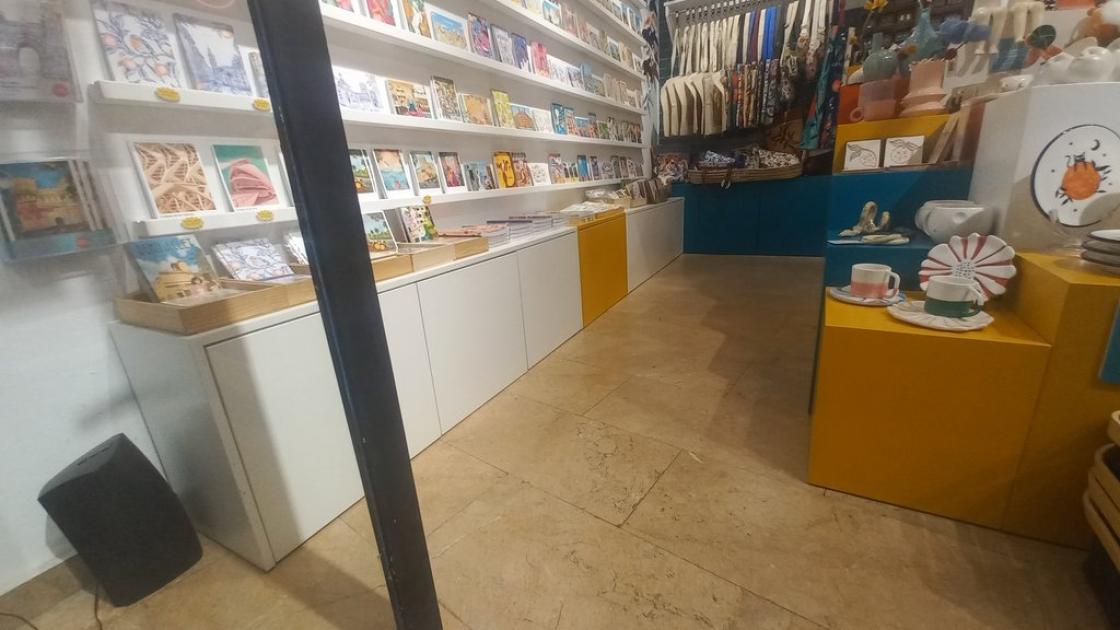 The route is well defined through the arrangement of the furniture.