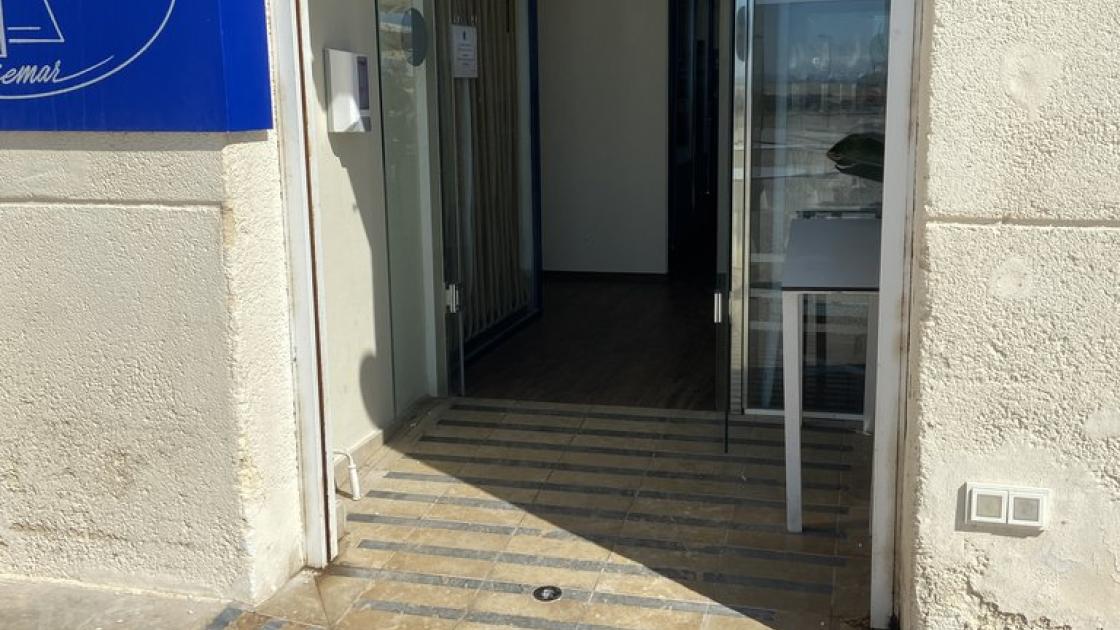 Portes d'entrada a l'establiment.