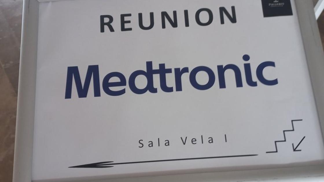 Cartelería para eventos con indicadores direccionales y texto contrastado respecto al fondo.