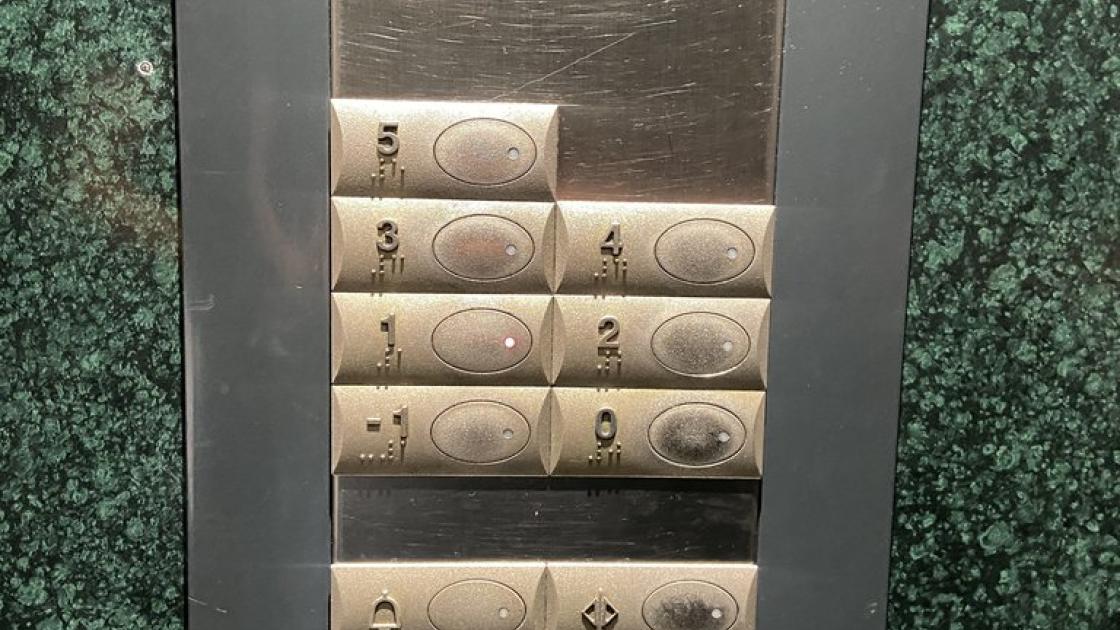 Ascensor amb botons en braille.