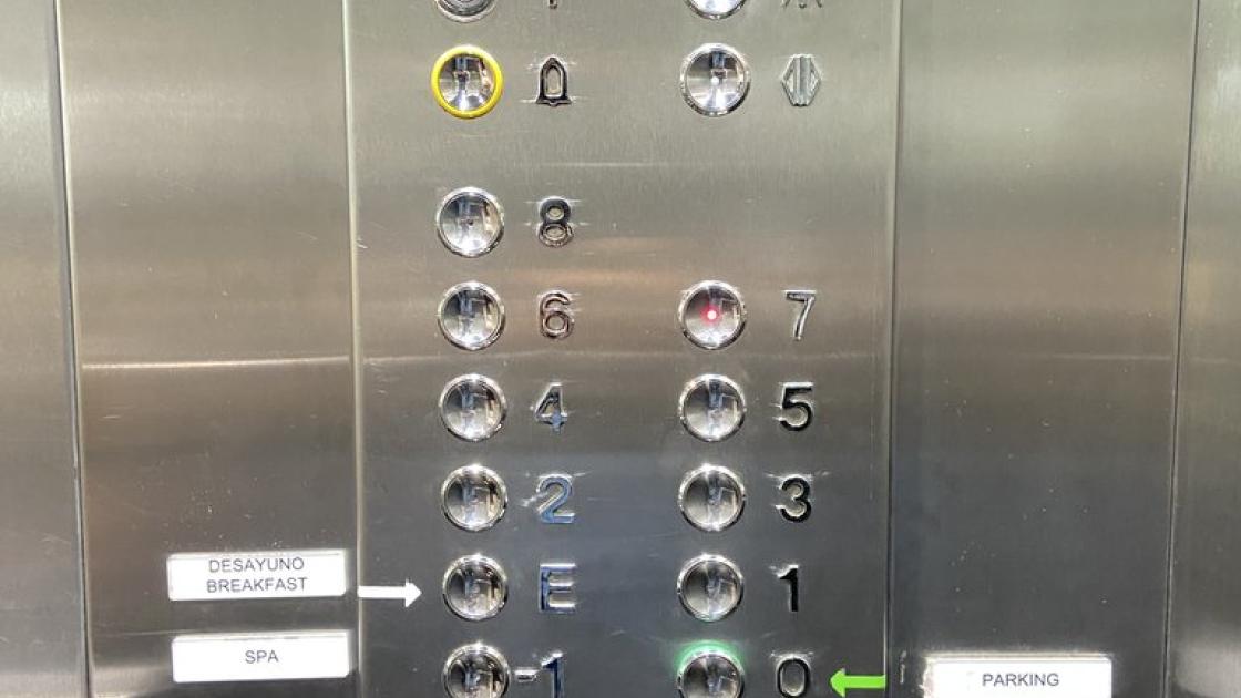 Ascensor amb botons en alt relleu i amb altura adequada.
