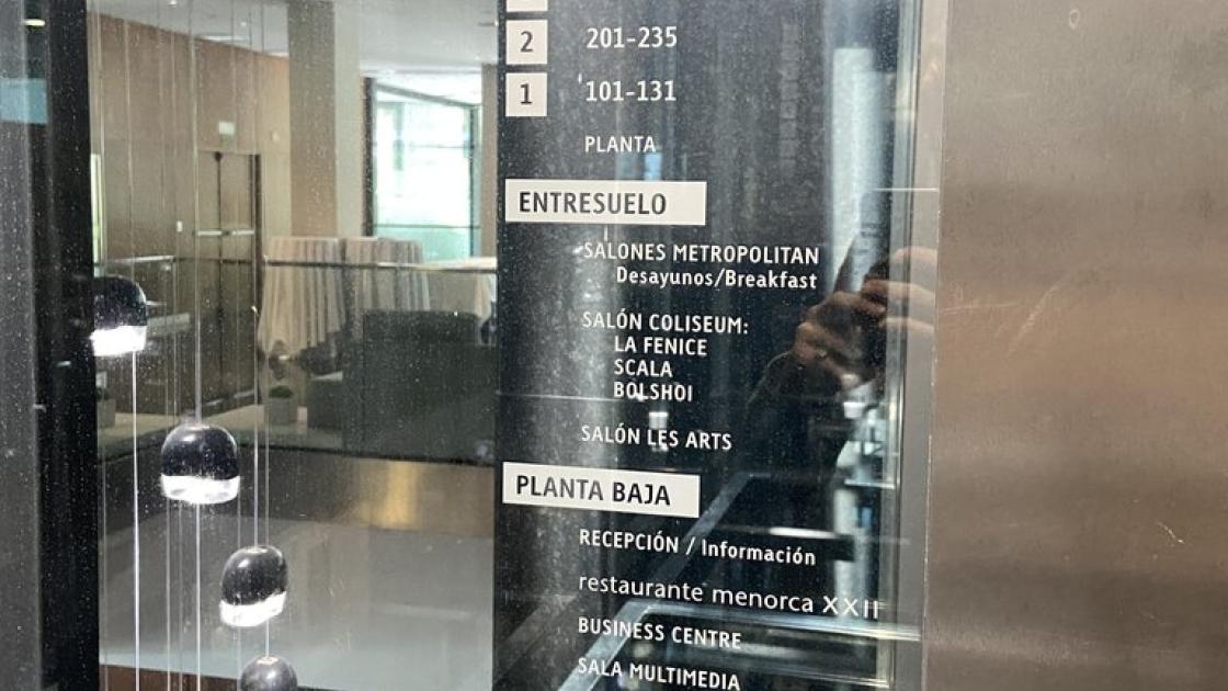 Descripció per plantes dels diferents espais de l'hotel, a l'interior de l'ascensor.