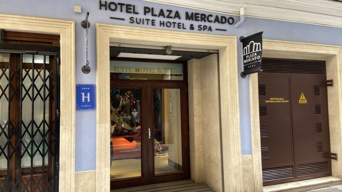Main access to the establishment.