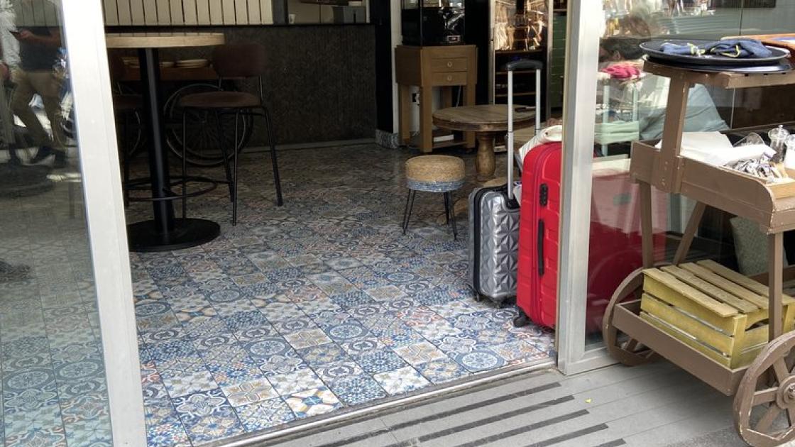 Puertas automáticas de acceso al establecimiento.