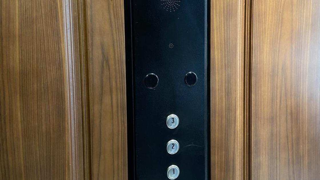 Ascensor con botones en braille y a altura adecuada.