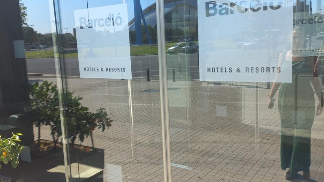 Automatic doors with contrast elements to identify glass.