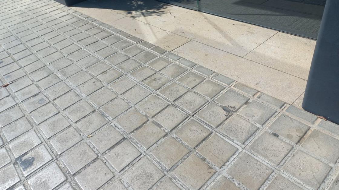 Access to the establishment level with the exterior pavement.
