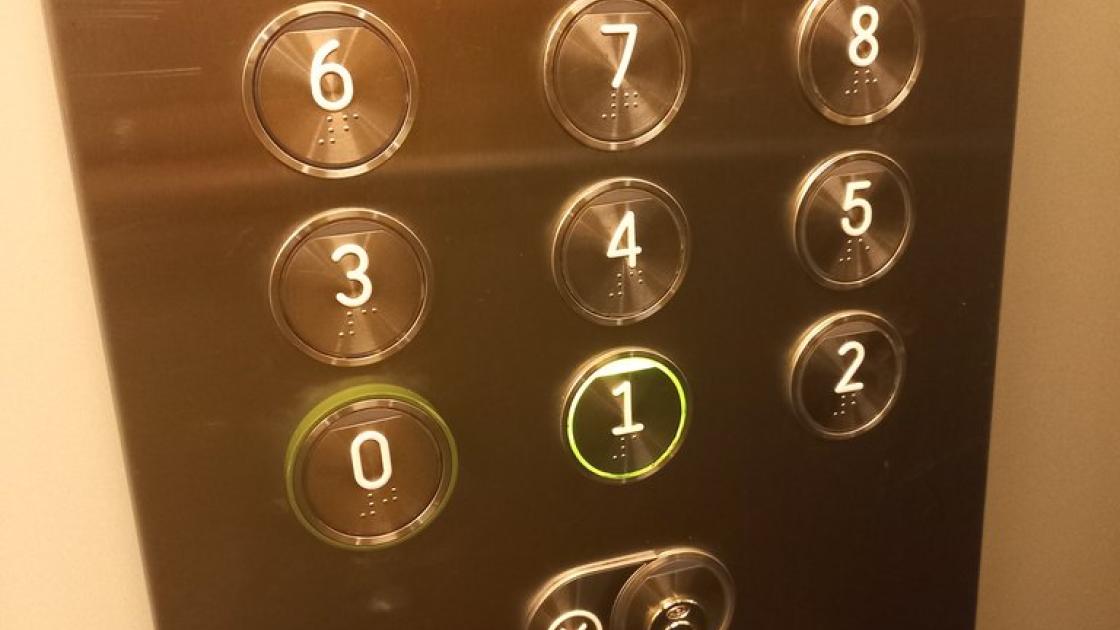 Button panel in elevators with braille and high relief.