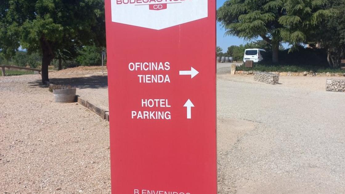 Tòtem indicador de direcció per a les instal·lacions.