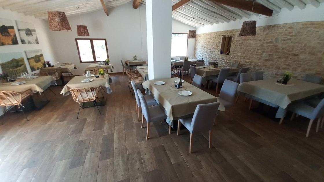 Restaurant amb zones d'aproximació àmplies i equipament accessible.