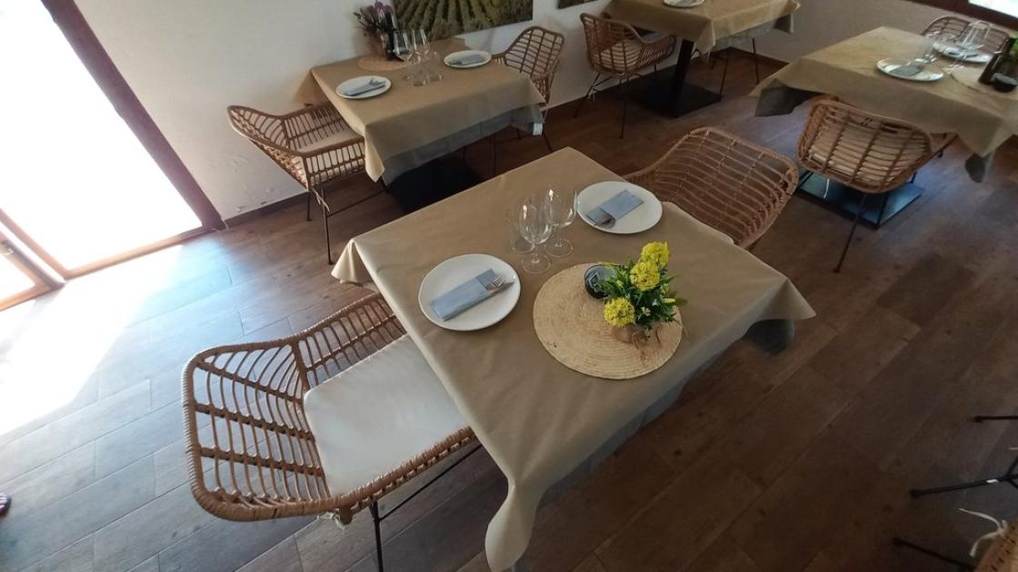 Restaurant amb equipament ergonòmic i taules adequades per a l'aproximació amb cadira de rodes.