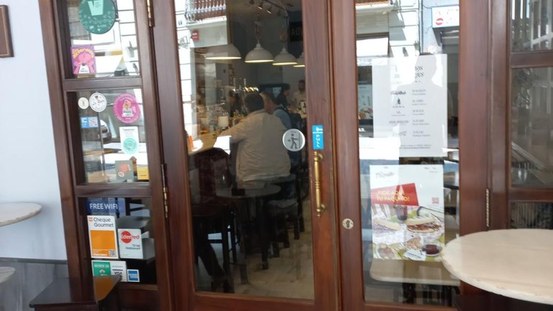 Puerta batiente de fácil accionamiento y sin resistencia a la apertura.