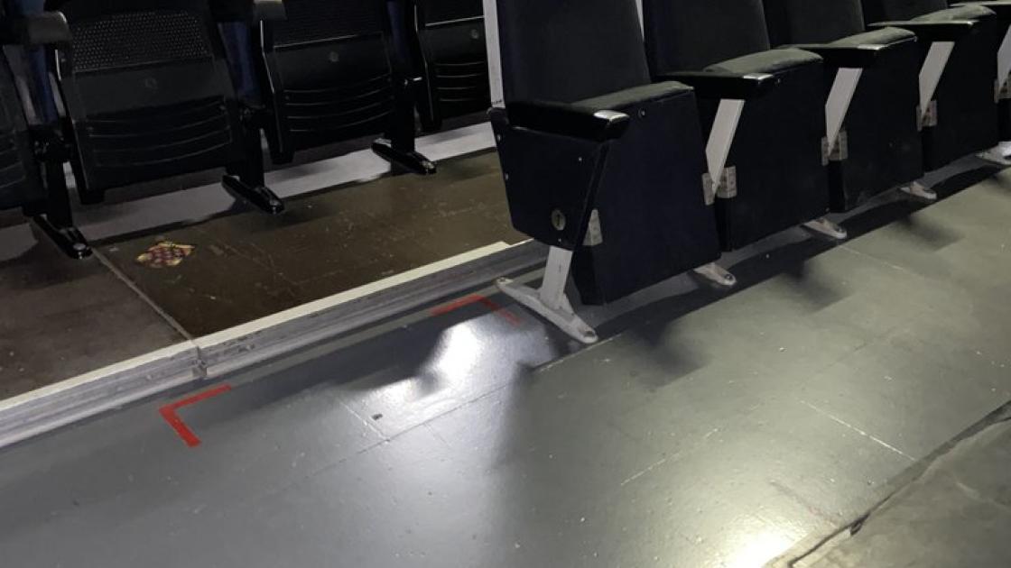 Espacio reservado para clientes en silla de ruedas.