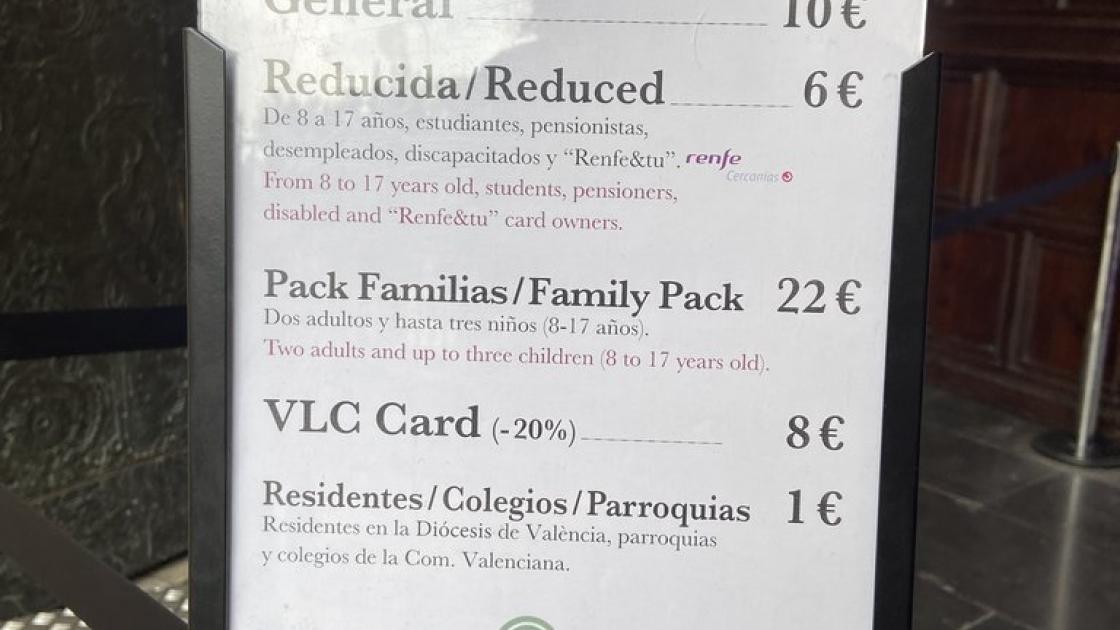 Senyalització preus visita amb lletra contrastada.