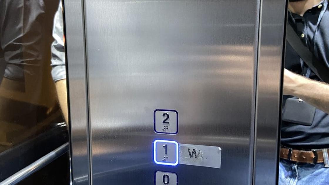Ascensor accessible, botons amb alçada adequada, il·luminats i en braille.