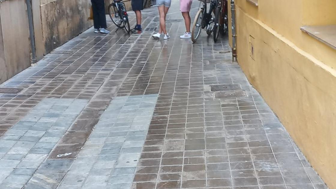 Recorregut d'aproximació accessible i lliure d'obstacles.